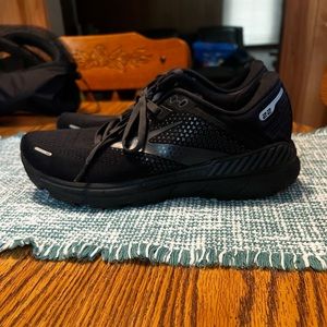 Womens Brooks 8.5, lightly worn.